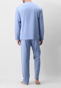 Top a maniche lunghe azzurro chiaro e pantaloni in tessuto morbido. La vestibilità rilassata presenta un collo tondo e un design a gamba dritta. Nessun motivo o accento visibile.