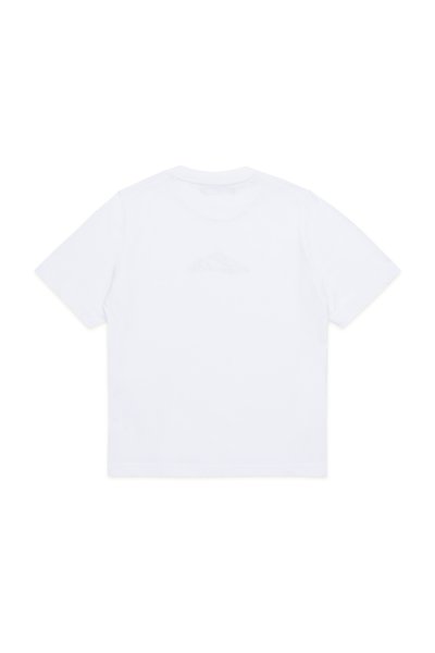 T-shirt bianco in cotone con maniche corte, colletto rotondo e un discreto logo sul retro, caratterizzato da una texture morbida e una vestibilità classica.