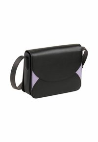 Borsa a spalla in pelle nera con pattina arrotondata, caratterizzata da un accento viola su un lato. Texture liscia e una singola tracolla regolabile.
