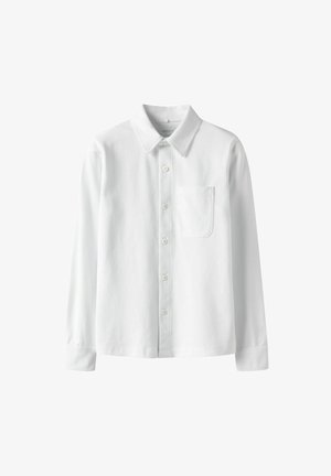 Hvit langermet skjorte laget av glatt stoff, med klassisk krage, knappestolpe foran og en enkelt brystlomme.