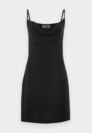 Čierne šaty s tenkými, nastaviteľnými ramienkami, s cowl výstrihom a priliehavým strihom. Hladká textúra; žiadne viditeľné vzory alebo kovania.