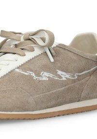 Baskets en daim taupe avec lacets beige et blanc, surpiqûres décoratives blanches en zigzag et semelle en caoutchouc gomme.