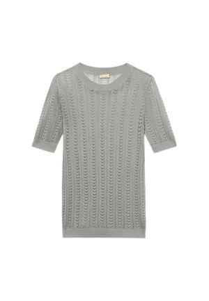 Pull gris clair en maille avec manches courtes, présentant un motif de feuilles, un col rond, et des poignets et ourlet côtelés pour la texture.