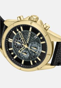Orologio con cinturino in pelle nera e cassa in acciaio inossidabile dorato, quadrante grigio testurizzato e tre sotto-quadranti. Presenta indici ore audaci e dettagli lucidi.