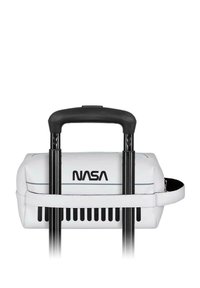 Bolsa de viaje blanca con el logo de la NASA, que cuenta con asas y acentos negros. Textura suave con forma rectangular y cierre de cremallera.