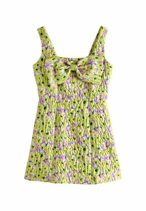 Zaļas krāsas ziedu raksta kleita ar piegulošu korseti, izplesto svārku un lielu loku pie kakla izgriezuma. Izgatavota no teksturēta auduma ar rozā akcentiem.