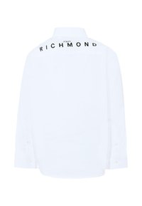 Camicia bianca con colletto button-down, dal taglio sartoriale, caratterizzata da una spallina posteriore decorata con "JOHN RICHMOND" in lettere nere sulle spalle.
