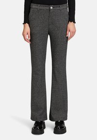 Graue ausgestellte Hosen mit einem strukturierten Hahnentrittmuster. Verfügt über einen Taillenbund mit einem Knopfverschluss und zwei Fronttaschen.
