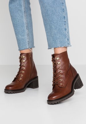 Šněrovací kotníkové boty - brown