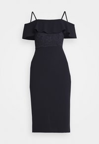 Vestido azul marinho com decote ombro a ombro, topo com babados, corpete em renda, silhueta ajustada, saia até o joelho e alças finas de espaguete.