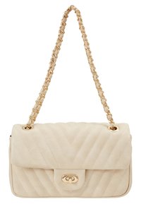 Beige gesteppte Lederhandtasche mit goldfarbener Kettenriemen und Magnetverschluss. Merkmale sind ein Chevron-Muster und eine weiche Textur.