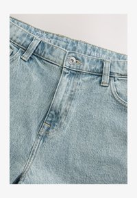 Geselecteerd, light blue tint