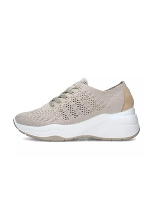 Sneaker beige con lacci, realizzata in maglia e con dettagli in suede leggero. Presenta una suola intermedia spessa bianca e una superficie testurizzata per garantire traspirabilità.