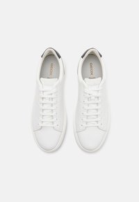 Baskets en cuir blanc avec une finition texturée, lacets plats et accent gris au niveau du talon. Dotées d'une semelle en caoutchouc pour une meilleure adhérence.