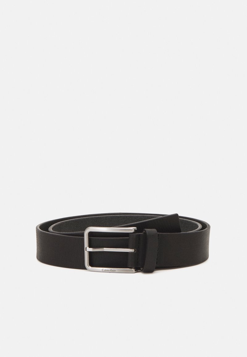 Ceinture en cuir noir roulée avec une boucle métallique rectangulaire argentée et une boucle unique sur un fond blanc uni.