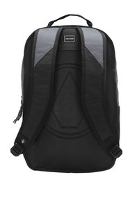 Mochila negra y gris hecha de un material duradero, que cuenta con correas de hombro acolchadas, un panel trasero de malla y un parche de logo central.