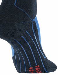 Calzini blu scuro e blu chiaro con motivi testurizzati, tallone rinforzato e supporto per l'arco, con lettering rosso vicino alla punta.