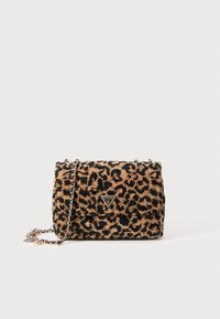 Handtasche mit Leopardenmuster in Beige und Schwarz mit gestepptem Muster, Metallkettenträger und Logoemblem auf der Vorderseite. Kompakte, rechteckige Form.