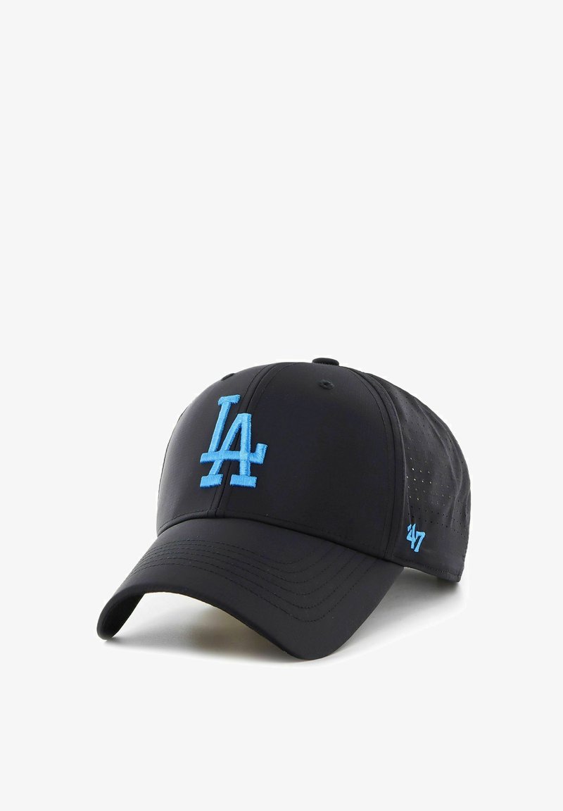 Gorra de béisbol negra hecha de tela suave con el logo "LA" bordado en azul claro y paneles laterales perforados. Visera curva.
