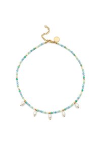 Kralenketting met turquoise, groene en goudkleurige kralen, voorzien van vijf hangende witte parels; afgewerkt met een sluiting en een verlengketting.