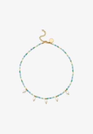 Collar de cuentas que presenta cuentas en tonos turquesa, verde y dorado, con cinco perlas blancas colgantes; terminado con un cierre y una cadena extensora.