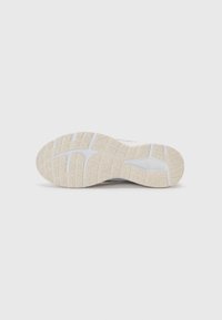 Suola di scarpa sportiva bianca con gomma beige testurizzata, caratterizzata da motivi geometrici in rilievo per una presa migliore e un design elegante e affusolato.