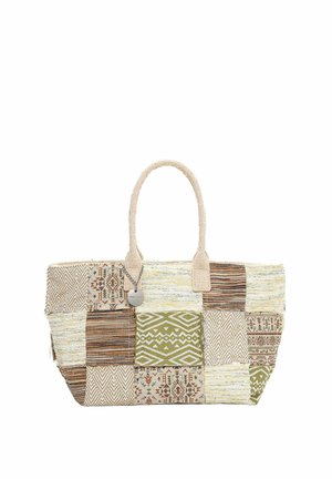 Sac fourre-tout avec un design en patchwork tissé dans des tons beige, marron, olive et crème, présentant des motifs géométriques et tribaux, avec deux poignées en tissu.