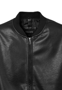 Giubbotto bomber in pelle nera con una texture liscia, colletto a costine e zip frontale. L'etichetta riporta "CALLIOPE" e taglia "L".