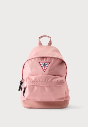 Sac à dos Guess rose clair avec poche à zip devant, tirettes de fermeture éclair noires et écusson logo triangulaire sur fond uni.