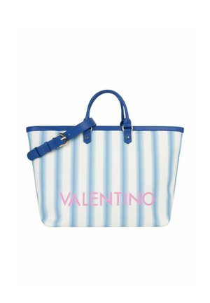 Grand sac cabas avec des rayures verticales bleues et blanches, des poignées et une bandoulière bleues, et le texte rose "VALENTINO" sur le devant.
