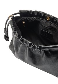 Czarna skórzana torebka z marszczonym topem, gładką fakturą i złotymi akcentami. Zawiera wewnętrzną kieszeń na zamek oraz podszewkę z tkaniny.