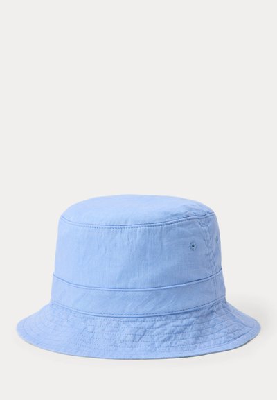 Φωτεινό γαλάζιο υφασμάτινο καπέλο κάδου με υφή στην επιφάνεια. Διαθέτει δύο οπές αερισμού και φαρδύ, καμπυλωτό γείσο.