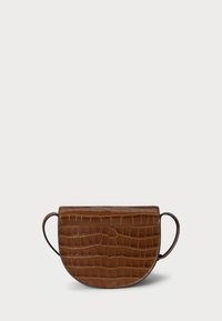Borsa in pelle sintetica marrone con stampa effetto coccodrillo, flap arrotondato, due manici laterali e una texture liscia. Design semplice e minimalista.