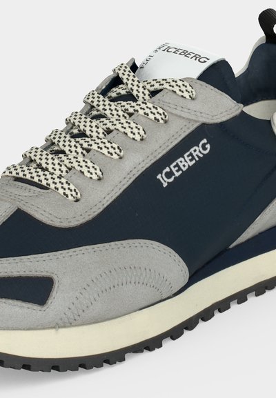 Ναυτικό μπλε και γκρι αθλητικό παπούτσι με κορδόνια με σχέδια, κεντημένο λογότυπο "ICEBERG" και μαύρη σόλα με πέλμα.