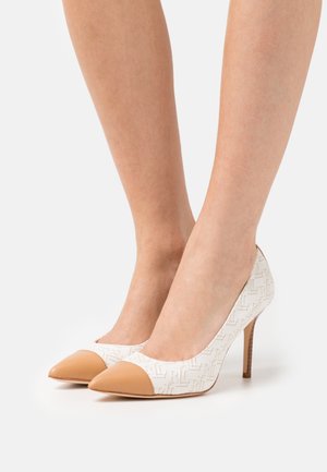 Scarpe bianche con tacco alto in tessuto strutturato con motivo logo e punta in pelle beige conica. Design con tacco a spillo.