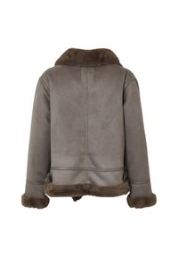 Giacca in suede marrone con collo e polsini in pelliccia. Presenta una vestibilità dritta e due patte laterali in vita, offrendo una silhouette strutturata.