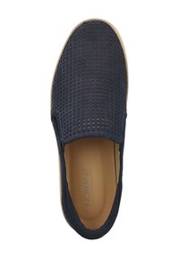 Scarpa slip-on navy con tomaia in tessuto perforato, punta rotonda e suola in gomma color nocciola. Presenta una fodera interna liscia e un branding minimale.