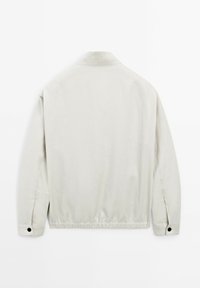 Hellgraue Jacke mit Stehkragen, elastischem Saum und geknöpften Manschetten. Glattes Material mit einem einfachen, minimalistischen Design und ohne sichtbare Muster.