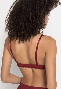 s.Oliver Sujetador push-up - bordeaux