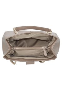 Beige läderhandväska med en strukturerad design, med guldfärgade detaljer, en dragkedjeficka och två inre fack.