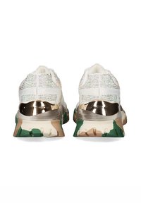 Zapatillas blancas con una parte superior de malla iridiscente brillante, acentos metálicos en dorado y una suela con patrón de camuflaje en tonos verdes y beige.