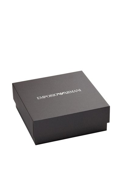 Boîte en papier noire avec fermeture magnétique, arborant un logo blanc "Emporio Armani" sur le couvercle. Texture lisse, forme rectangulaire.