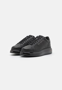 Zwarte sneakers van glad leer met een ronde neus, platte veters en een glanzende, doorzichtige zool. Bevat het merklogo op de zijkant.