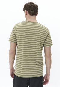 Camiseta de manga corta verde oliva con finas rayas beige. Escote de barco, tejido suave y ajuste relajado. Diseño notable en la parte posterior con detalles mínimos.