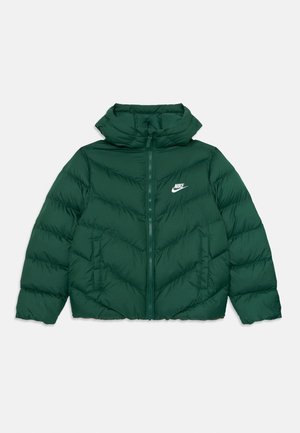 Veste matelassée verte Nike avec capuche, fermeture éclair intégrale à l'avant, deux poches latérales et logo blanc sur la poitrine.