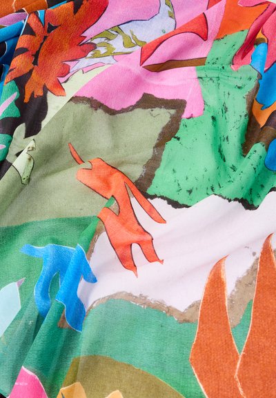 Ένα πολύχρωμο αφηρημένο λουλουδένιο μοτίβο σε ύφασμα με μεγάλα πορτοκαλί, μπλε, ροζ και πράσινα σχήματα και μαύρες περιγράμματα.