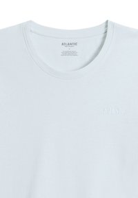 Jasnoniebieska bawełniana koszulka z okrągłym dekoltem, z delikatną teksturowaną tkaniną i wytłoczonym logo "ATLANTIC" w lewym górnym rogu.