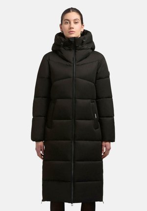 Sort pufferjakke med hætte, der har lynlåslukning, quiltet design, sidelommer og en lang silhuet, lavet af tekstureret stof.