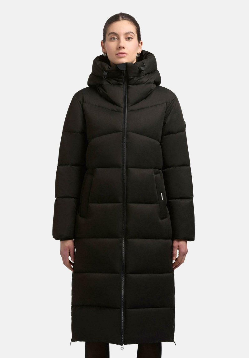 Sort pufferjakke med hætte, der har lynlåslukning, quiltet design, sidelommer og en lang silhuet, lavet af tekstureret stof.