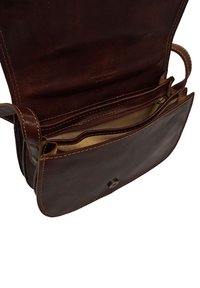 Sacoche en cuir de couleur marron foncé, texture lisse, poche zippée intérieure et couture visible. "Cuir véritable fabriqué en Italie" embossé à l'intérieur.